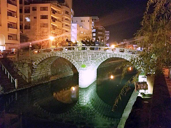 rikishi-on-spectacle-bridge | Tachiai (立合い)